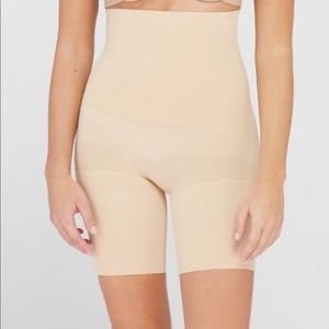 Assets by Spanx High-Waist Shaping Short Size 4